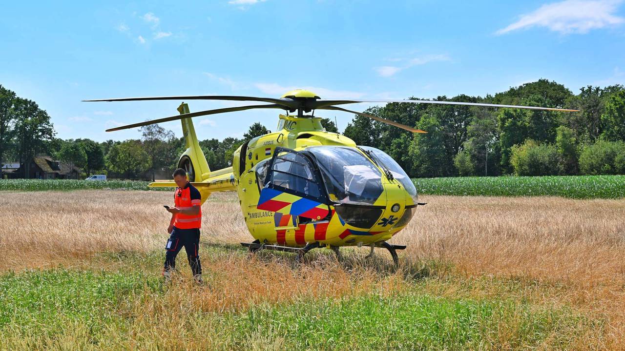 Fietser ernstig gewond na botsing met vrachtwagen in Budel (foto: Rico Vogels / Persbureau Heitink