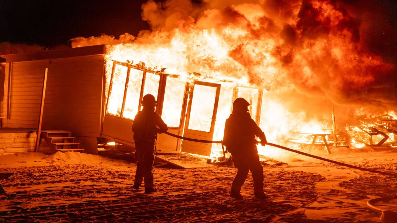 Meerdere strandhuisjes in brand in Wijk aan Zee (foto: Mizzle Media).