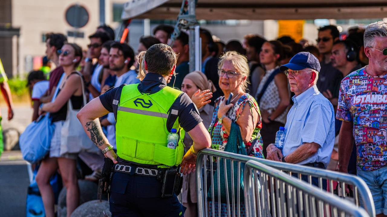 Mensen moesten in de hitte wachten op een bus (foto: SQ Vision).
