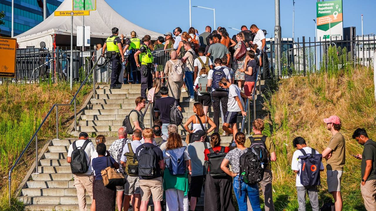 Mensen moesten in de hitte wachten op een bus (foto: SQ Vision).