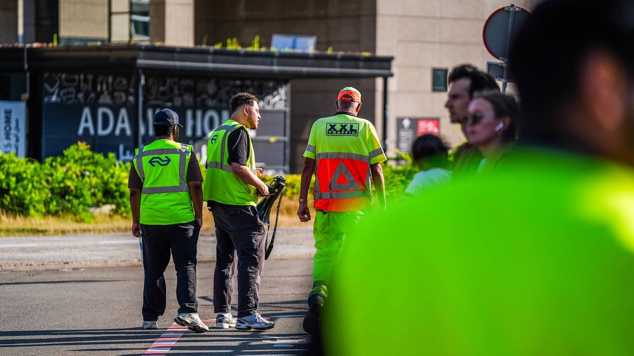 Mensen moesten in de hitte wachten op een bus (foto: SQ Vision).