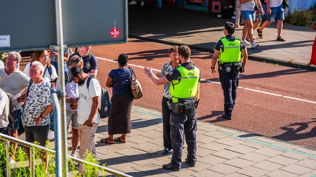 Mensen moesten in de hitte wachten op een bus (foto: SQ Vision).