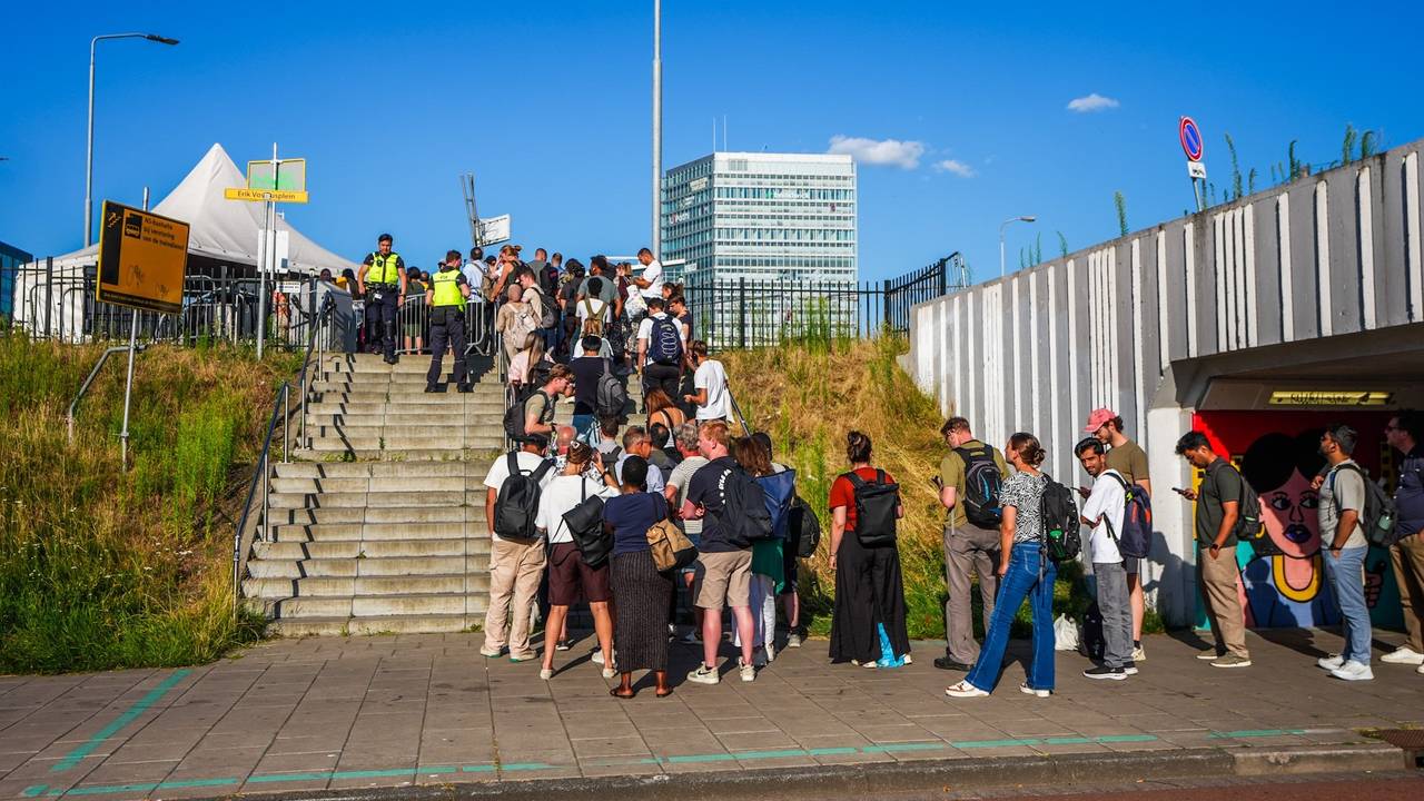 Mensen moesten in de hitte wachten op een bus (foto: SQ Vision).
