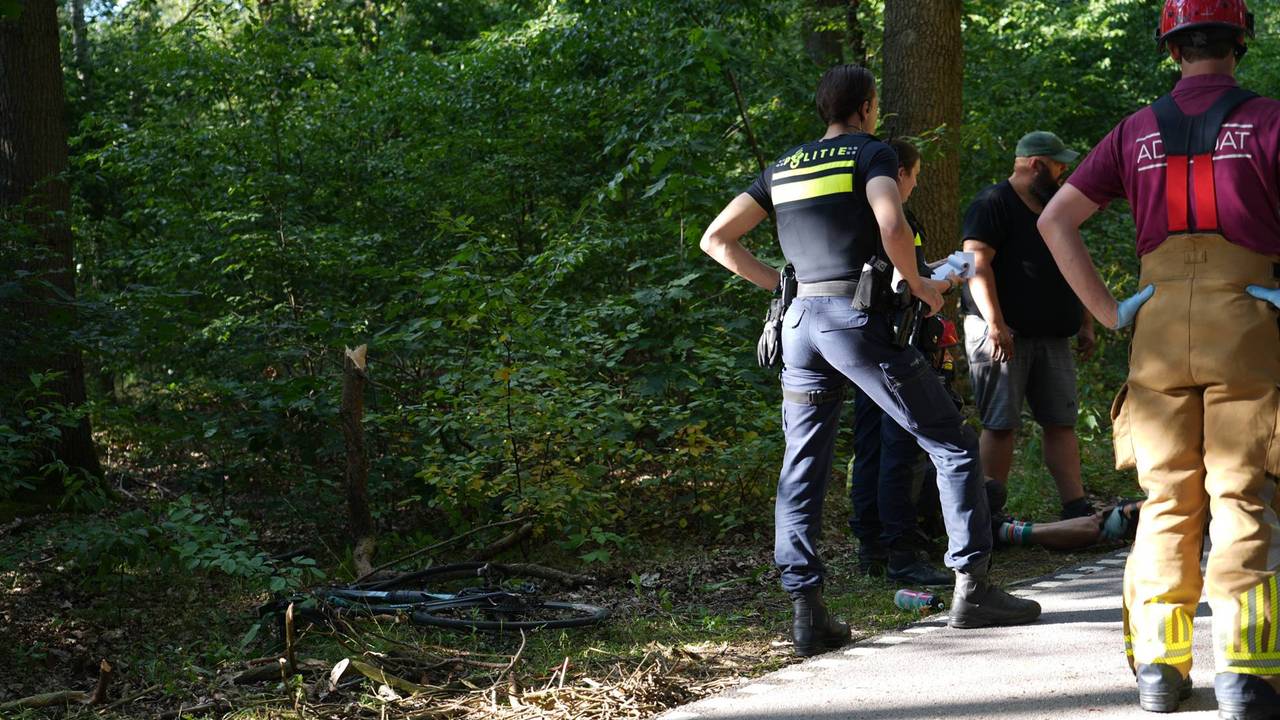 Boom valt op bejaarde wielrenner in Alphen (foto: Jeroen Stuve / Persbureau Heitink).