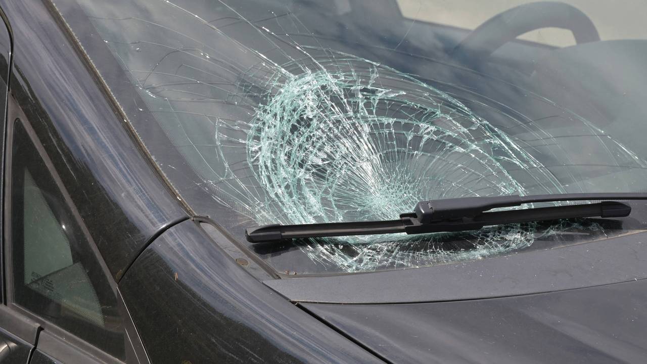 Fietser en automobiliste botsen op druk kruispunt in Breda
