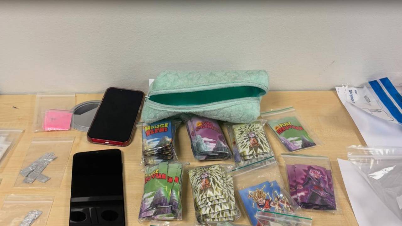 Man opgepakt na vondst drugs, 37.000 euro cash en auto in beslag genomen (foto: Instagram Politie Eindhoven).