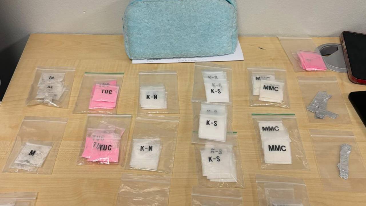 Man opgepakt na vondst drugs, 37.000 euro cash en auto in beslag genomen (foto: Instagram Politie Eindhoven).