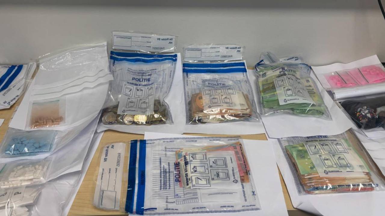 Man opgepakt na vondst drugs, 37.000 euro cash en auto in beslag genomen (foto: Instagram Politie Eindhoven).