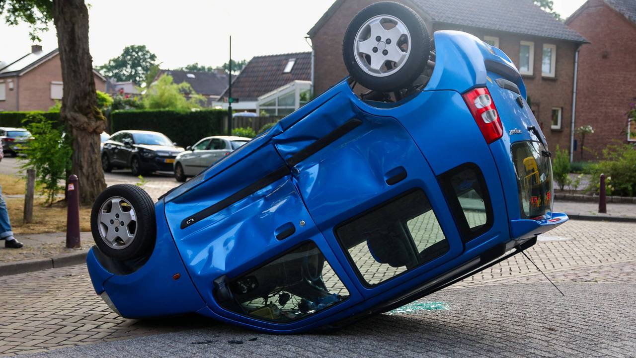 Auto belandt ondersteboven na botsing op kruising in Schaijk