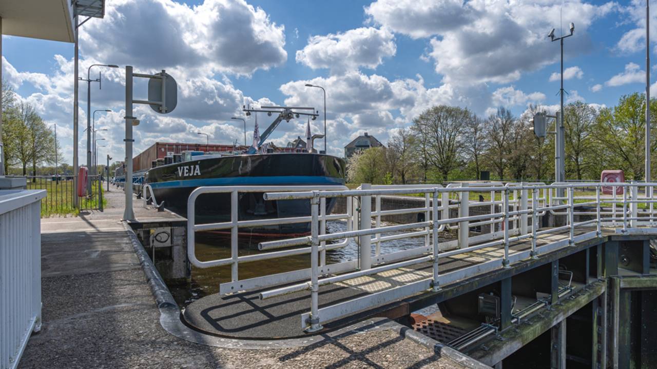 Een binnenvaartschip wordt geschut in Sluis 1 bij Oosterhout (foto: ANP).