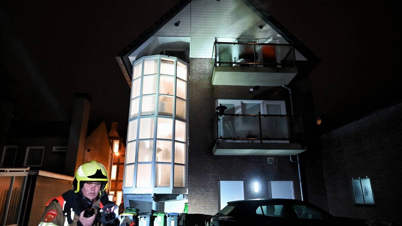 De brandweer kon weinig meer redden van het appartement (foto: Toby de Kort/Persbureau Heitink).
