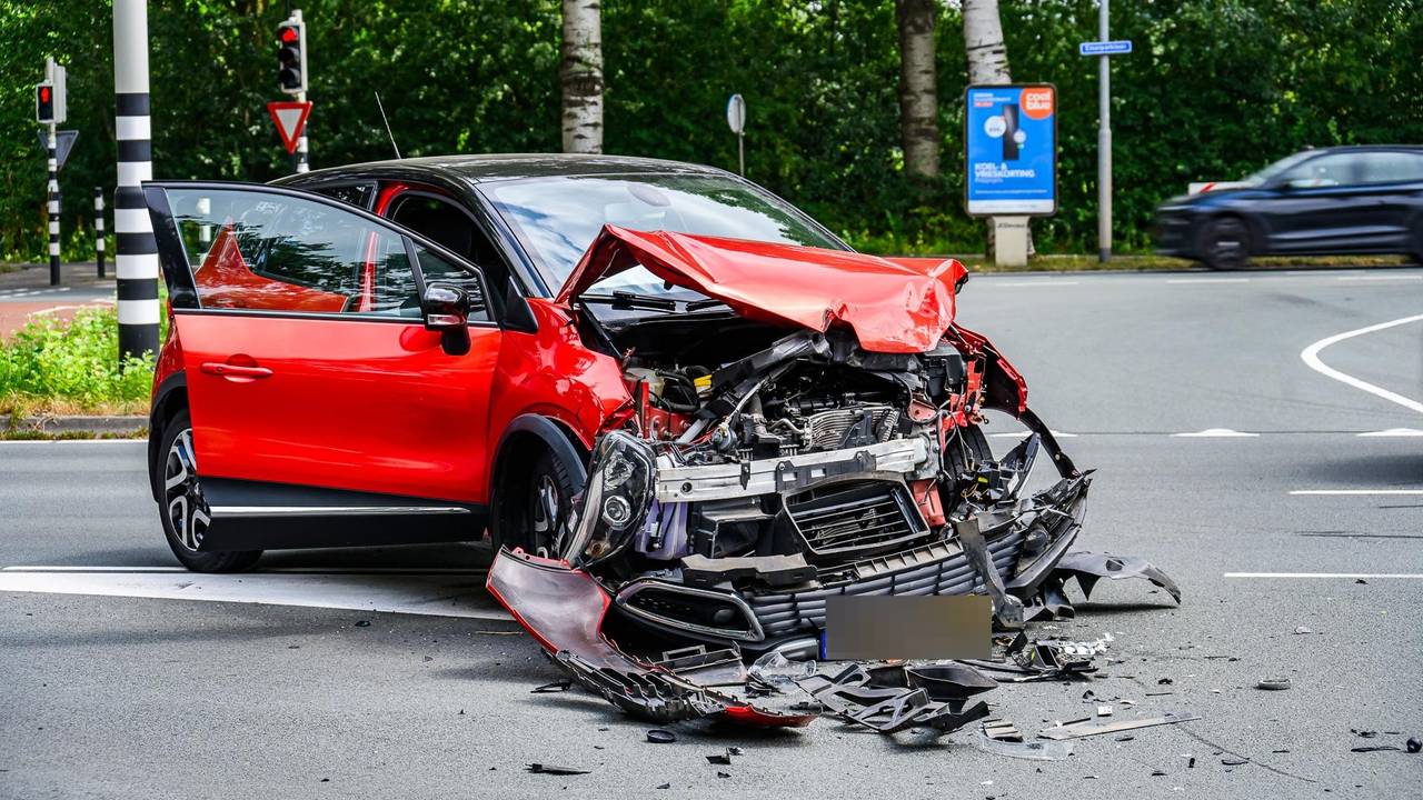 Auto total loss na botsing met bus