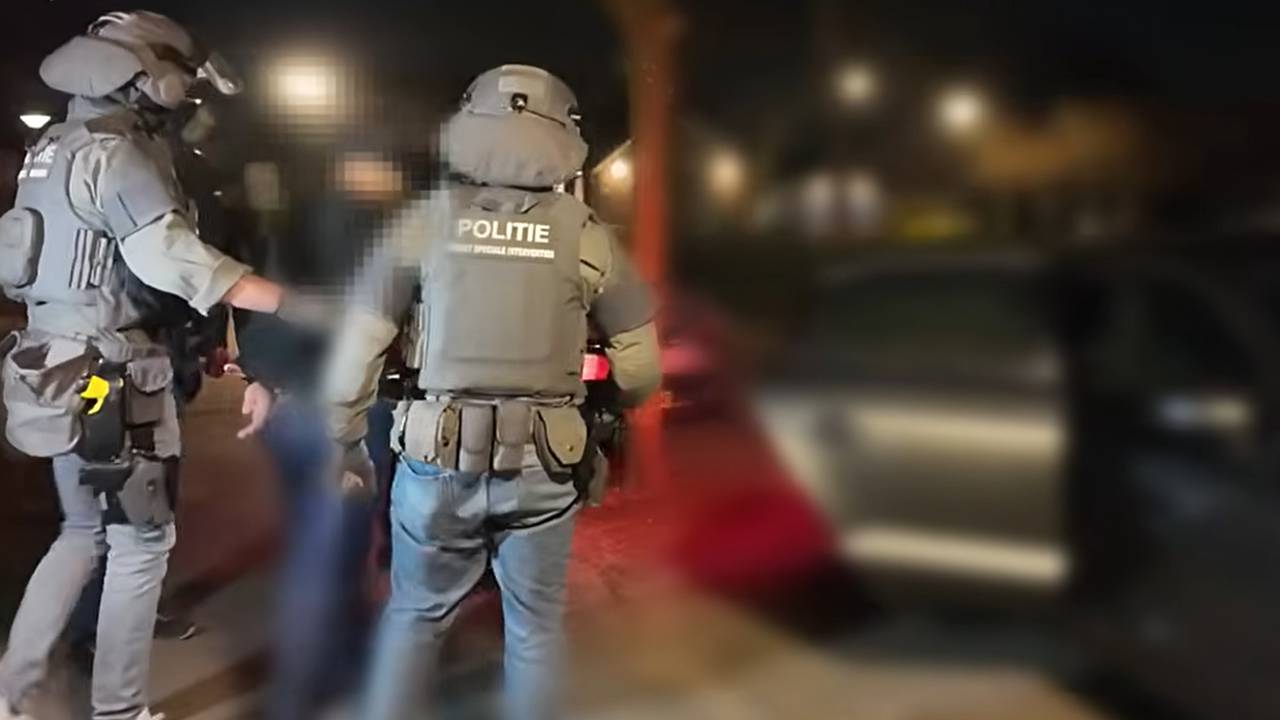 De inval waarbij aanhoudingen werden gedaan in maart 2025 (foto: Politie Landelijke Opsporing & Interventies en Politievlogger Jan-Willem/YouTube).