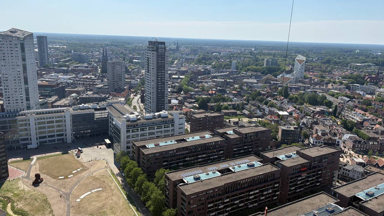 Zicht op het centrum van Eindhoven vanuit de bouwkraan. Links beneden het Victoriapark (foto: Ruud Ritzen). 