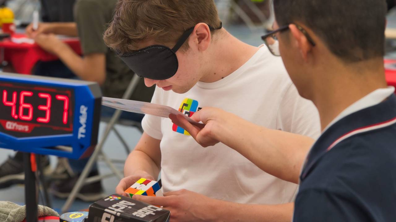 Ivo lost in zeven seconden een Rubiks kubus op en kan dat ook geblinddoekt
