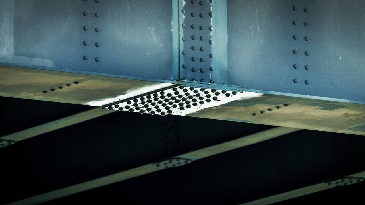 Vrachtwagens konden destijds maandenlang de brug niet op (foto: ANP).