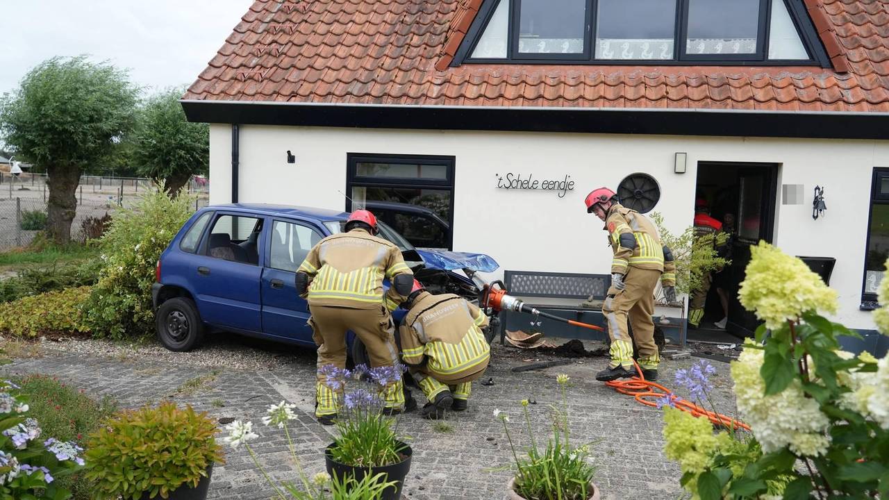 De brandweer stelt de auto veilig (foto: Jeroen Stuve/Persbureau Heitink).