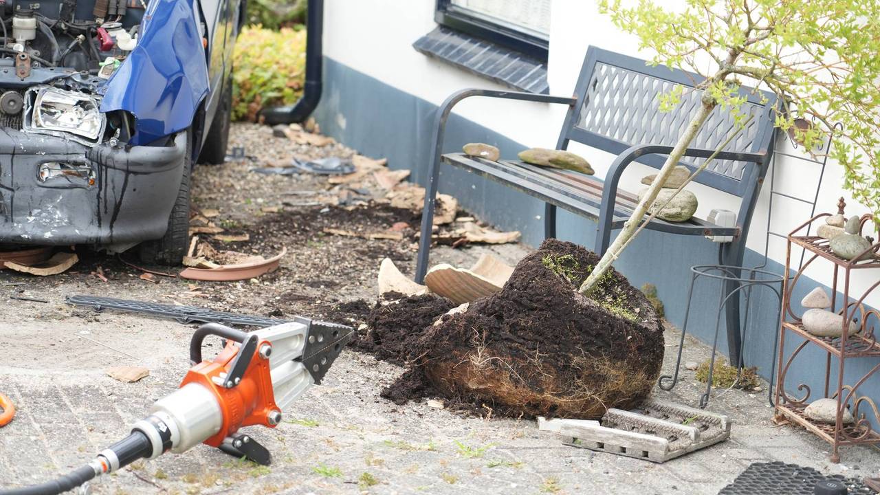 De auto raakte ook een boompje (foto: Jeroen Stuve/Persbureau Heitink).