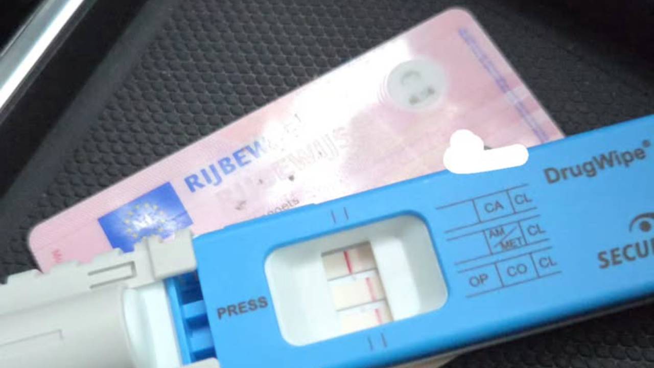 Het rijbewijs van de bestuurder met de afgenomen drugstest (foto: Instagram Politie Groene Beemden).