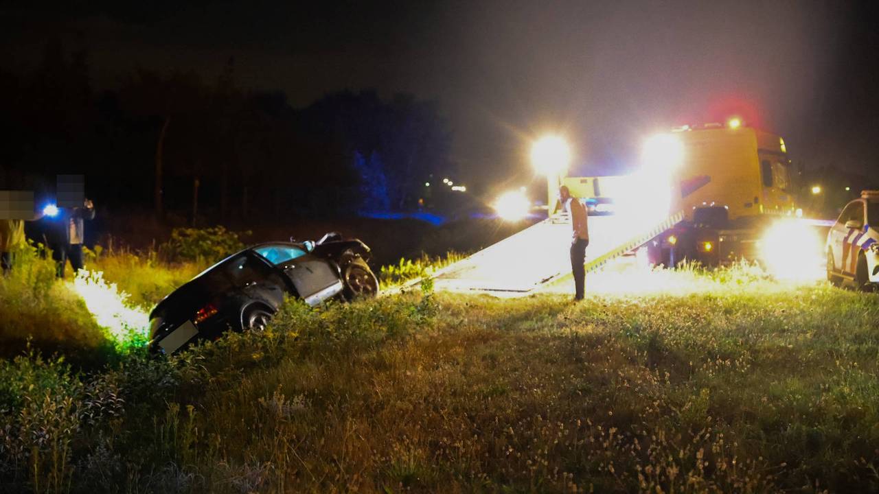 De auto belandde in de sloot (foto: Persbureau Heitink).