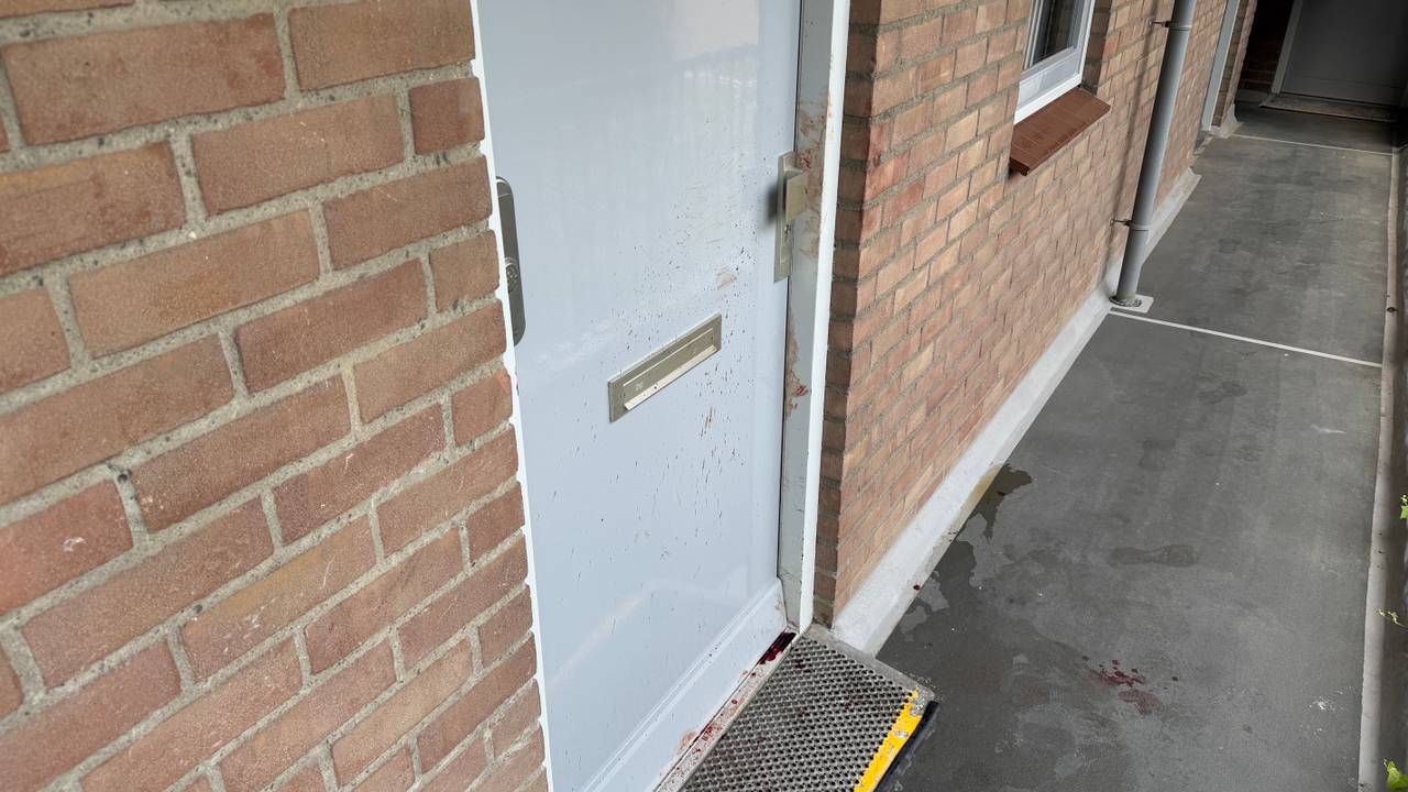 De deur van het appartement in Helmond waar de steekpartij plaatsvond (foto: Rochelle Moes).