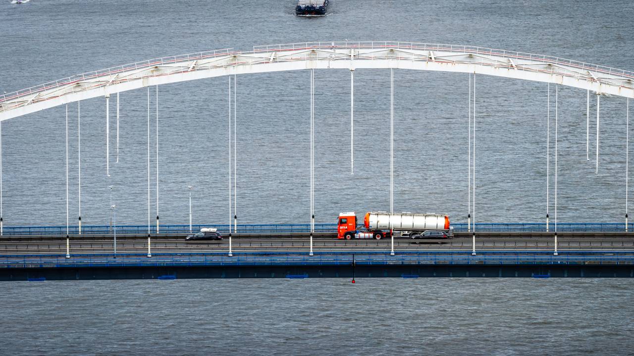 De afsluiting voor vrachtverkeer duurt naar verwachting tot het einde van de zomer (foto: ANP).