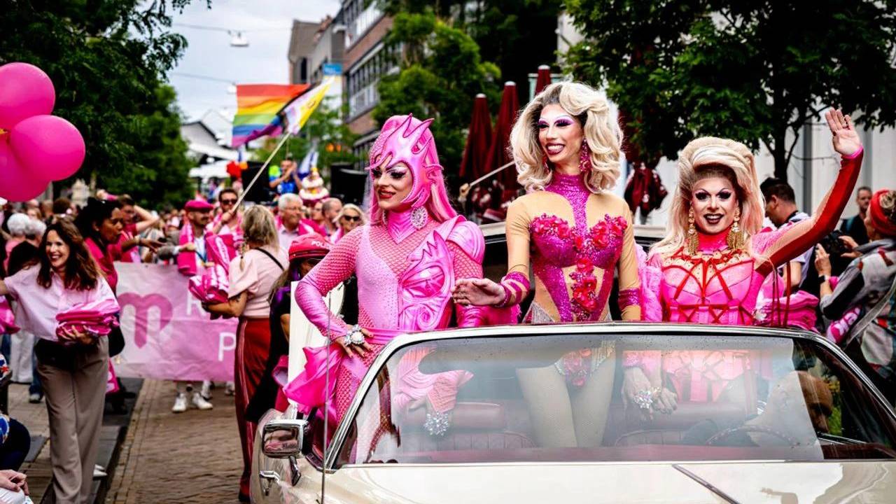 De Pride Walk tijdens Roze Maandag vorig jaar (foto: Iwan van Dun/Eye4images).