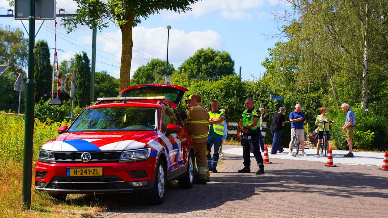 De brandweer rukte met veel mensen en auto's uit voor de schuurbrand (foto: Bart Meesters/Persbureau Heitink).