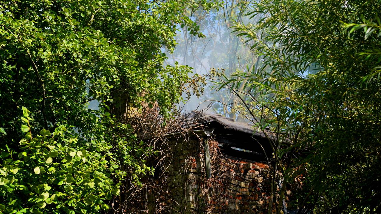 Rookwolken boven de schuur die in brand staat (foto: Bart Meesters/Persbureau Heitink).
