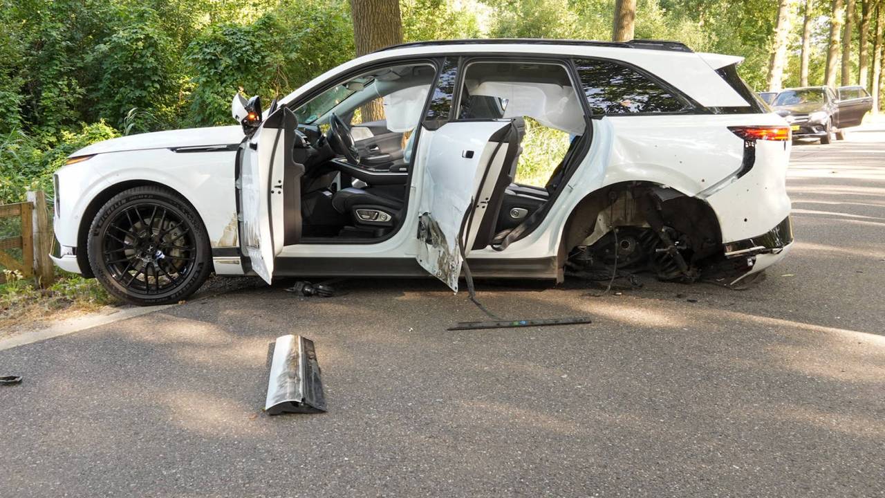 Ravage en gewonde nadat taxi en auto met elkaar botsen