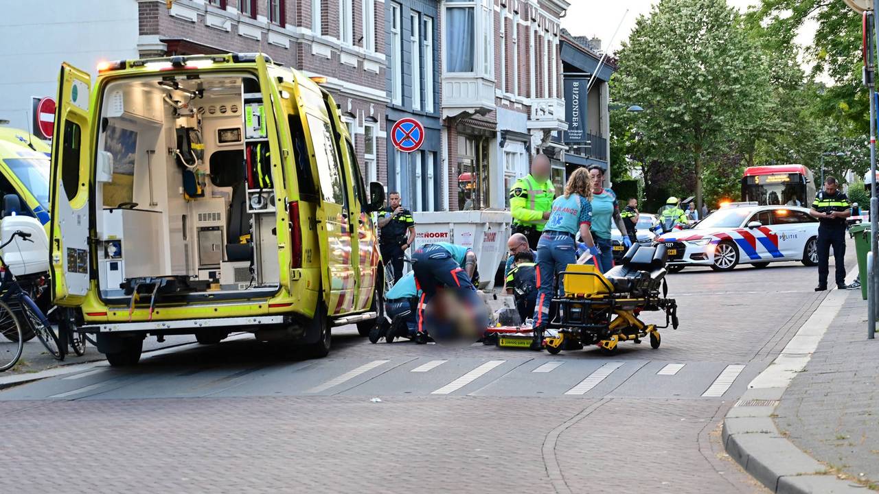 Oudere man zwaargewond door aanrijding met maaltijdbezorger op scooter