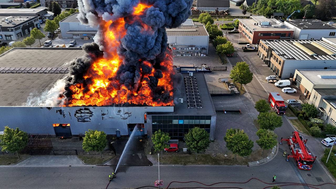 Zeer grote brand in Udenhout, pand is niet meer te redden