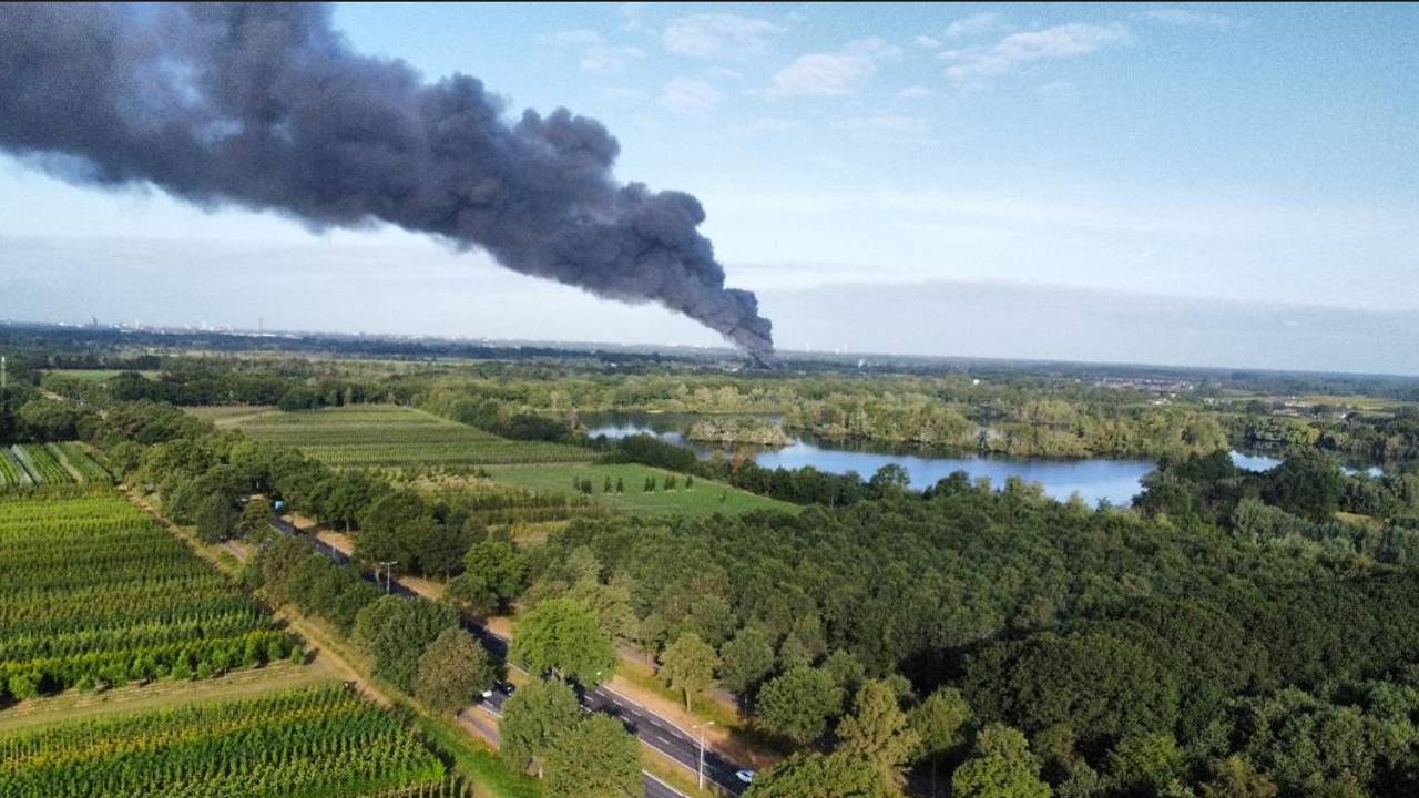 De rook van de brand in Udenhout is van ver te zien (foto: Bart van Roessel).