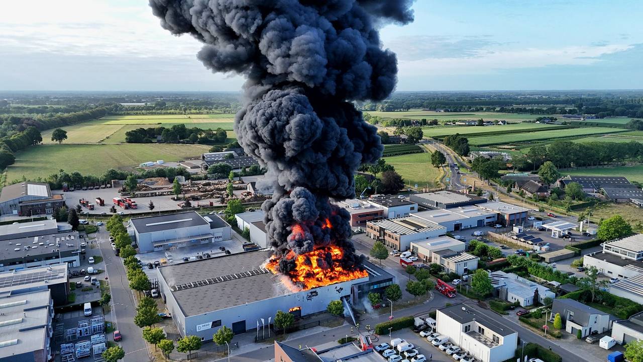 Het pand in Udenhout is niet meer te redden (foto: Toby de Kort/Persbureau Heitink).