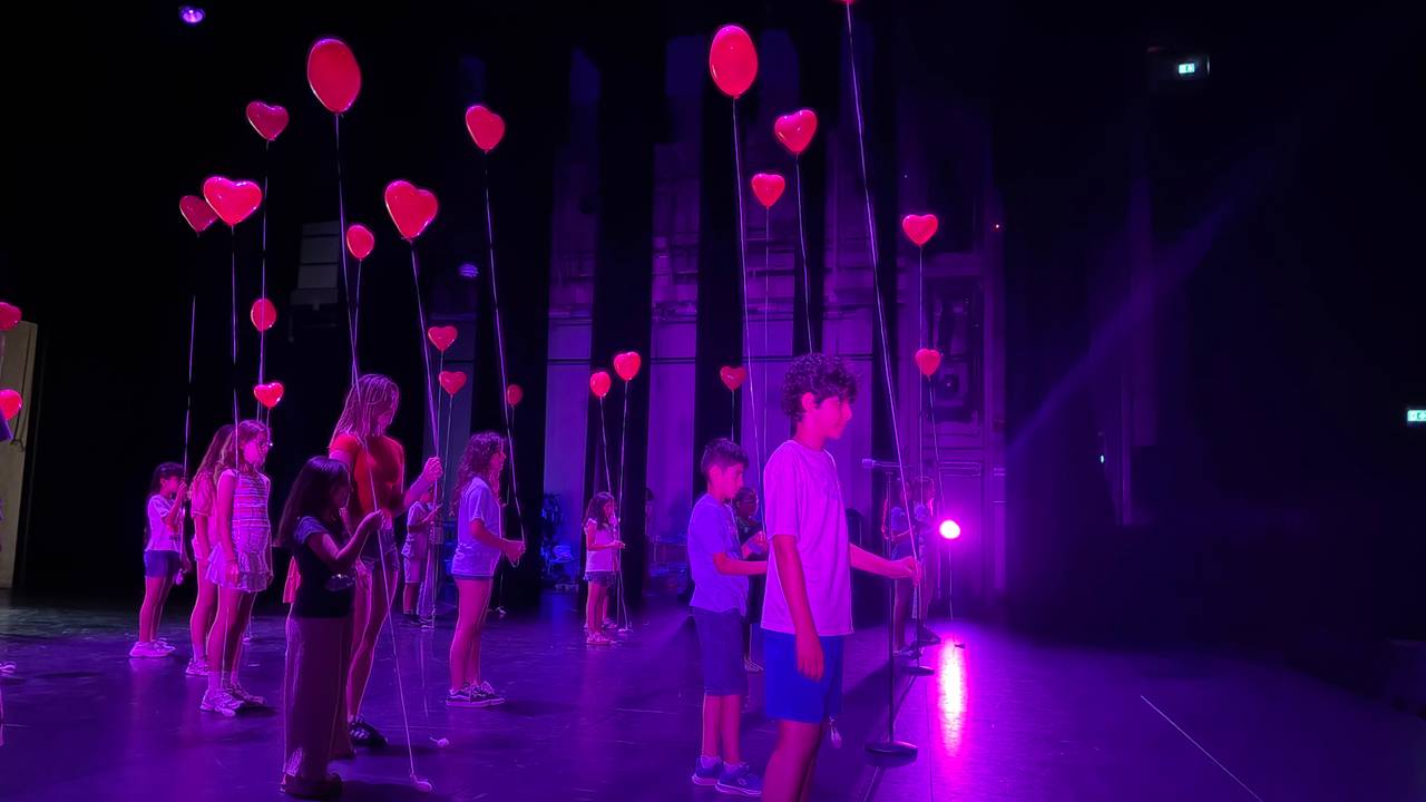 Kinderen uit Eindhovens azc schitteren in voorstelling in het Parktheater
