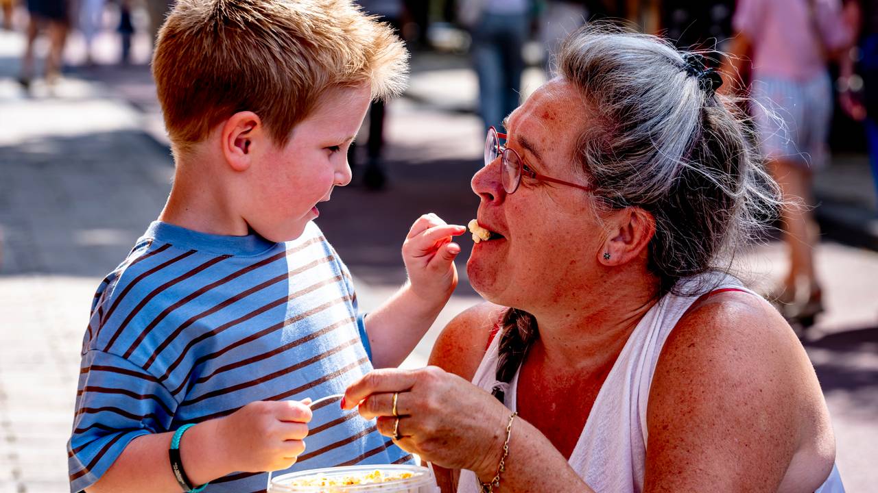 "Oma ook proeven!" (foto: Caroline van Leusden/Eye4images).
