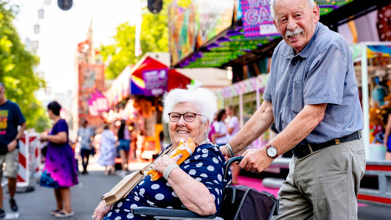 Nooit te oud voor de kermis (foto: Caroline van Leusden/Eye4images).