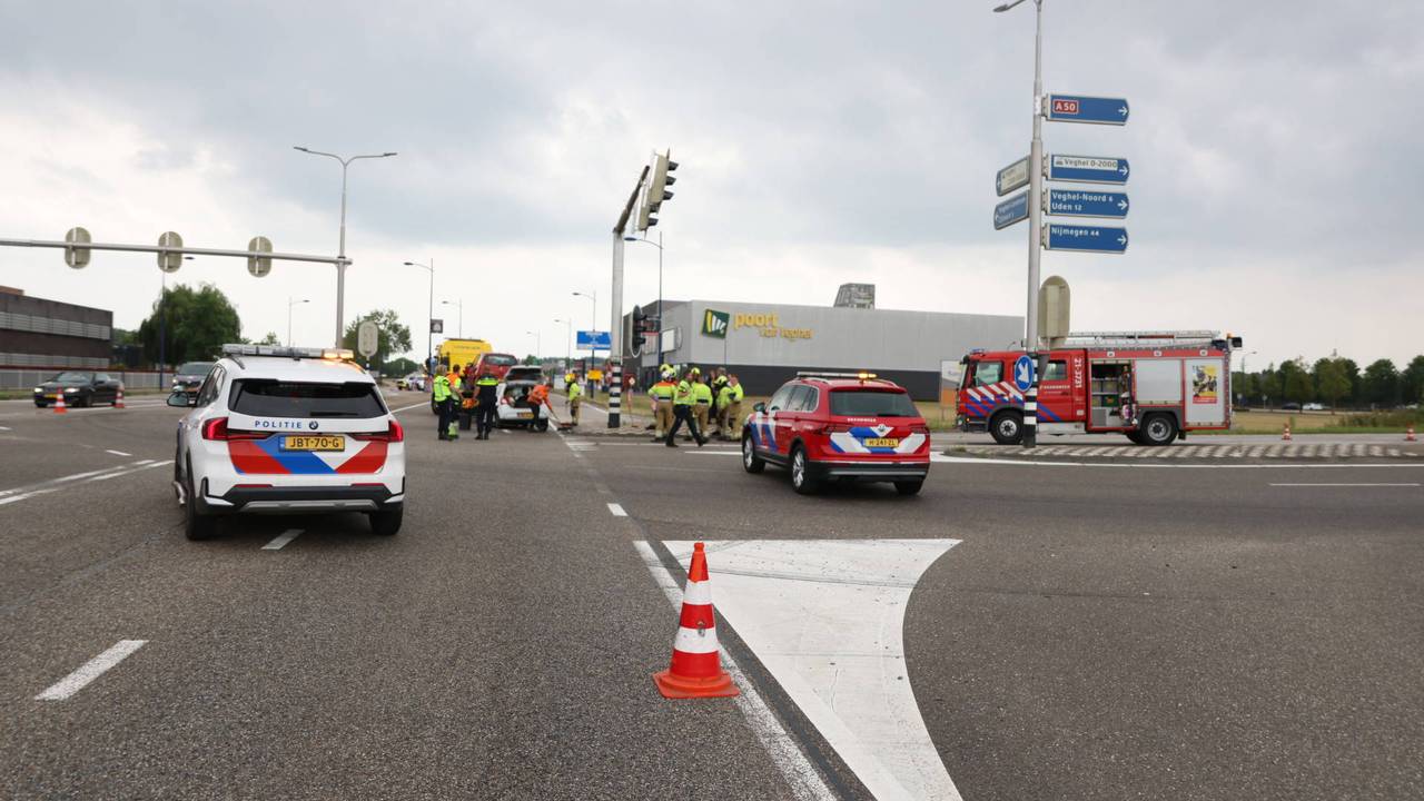 Botsing op kruising in Veghel (foto: Addy Smits/Persbureau Heitink).
