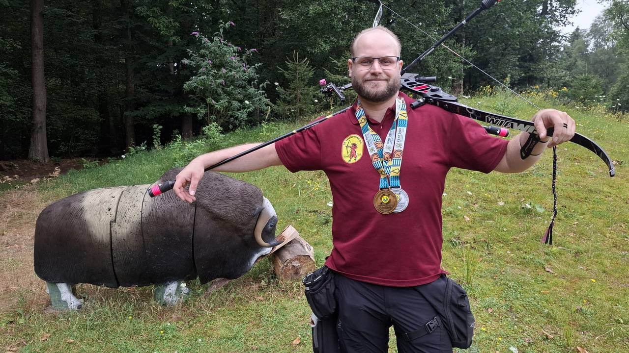 Tom schiet op kunststof dieren