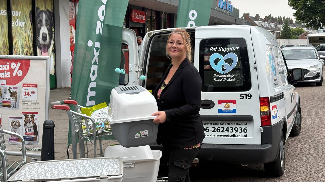 Iedere maand haalt Sharon karren vol spullen op bij dierenwinkel Maxi Zoo in Den Bosch (foto: Omroep Brabant).