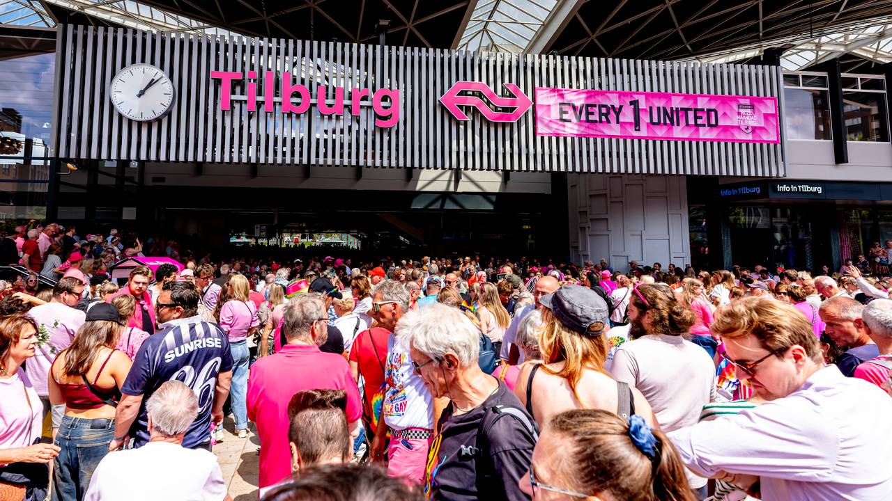 De Roze Maandag Express arriveert in Tilburg (foto: EYE4IMAGES - Caroline van Leusden).