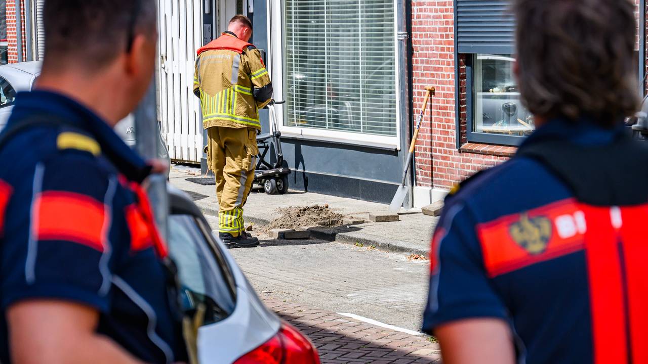 Het verkeersbord was in de gasleiding gezet (foto: Tom van der Put/Persbureau Heitink).