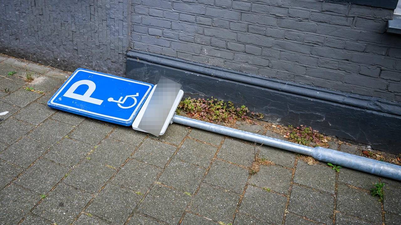 Het verkeersbord was in de gasleiding gezet (foto: Tom van der Put/Persbureau Heitink).