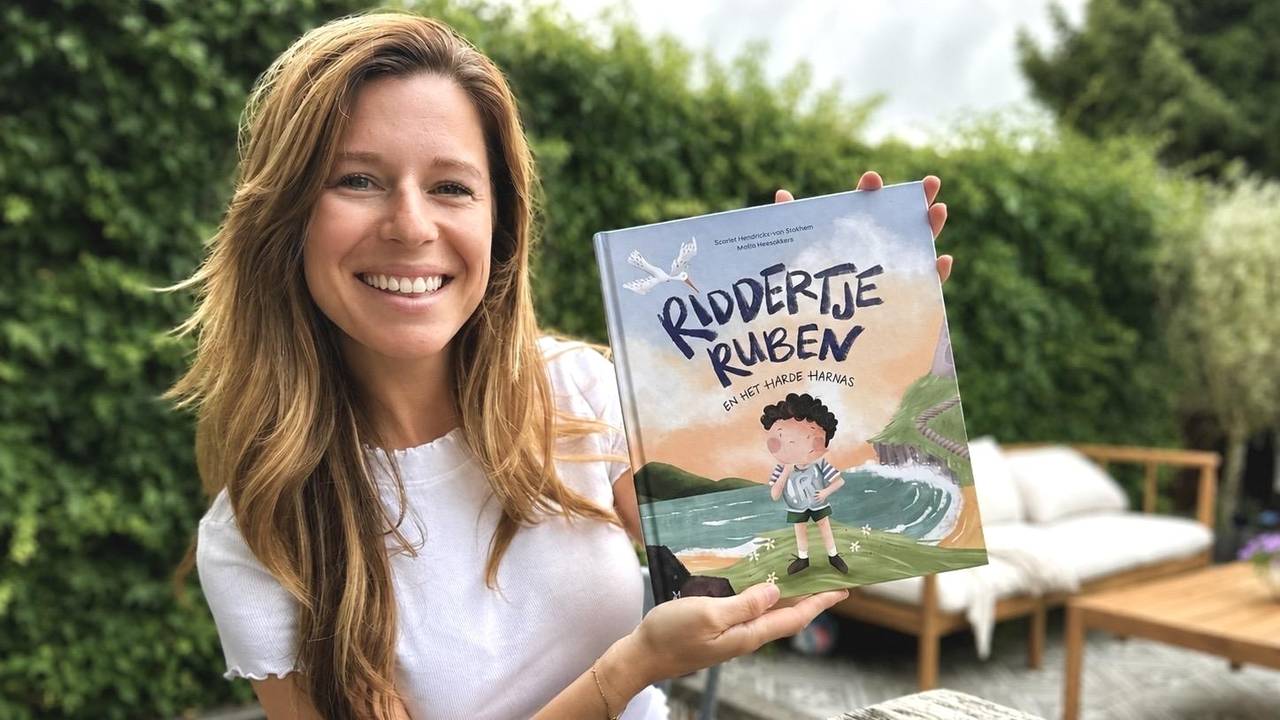 Scarlet Hendrickx-van Stokhem uit Bergen op Zoom met haar eerste kinderboek 'Riddertje Ruben en het harde harnas' (foto: Erik Peeters)
