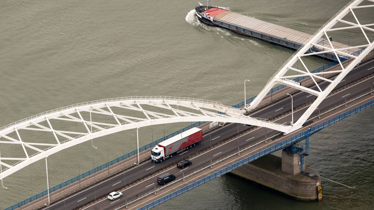 Rijkswaterstaat gaat handhaven op Merwedebrug, maar nog niet meteen