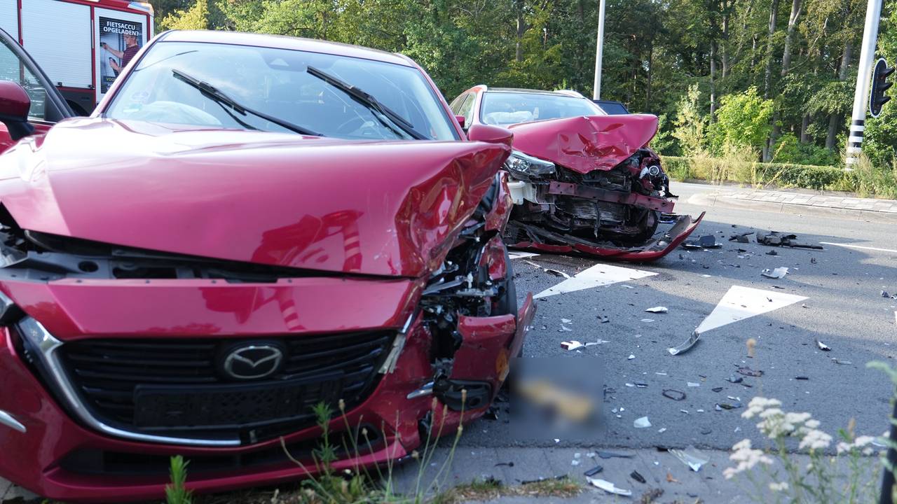 Kind en bestuurder gewond na botsing, automobiliste aangehouden