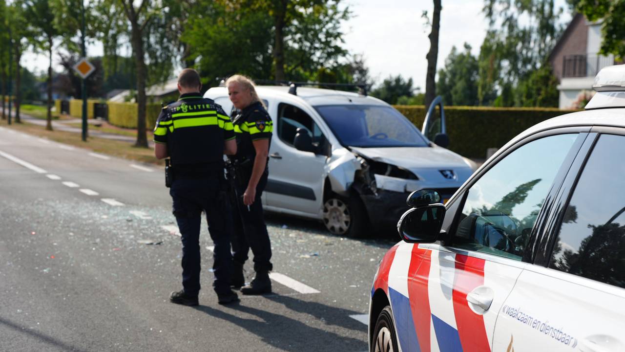 Automobilist botst achter op stilstaande auto (foto: Erik Haverhals / Persbureau Heitink).