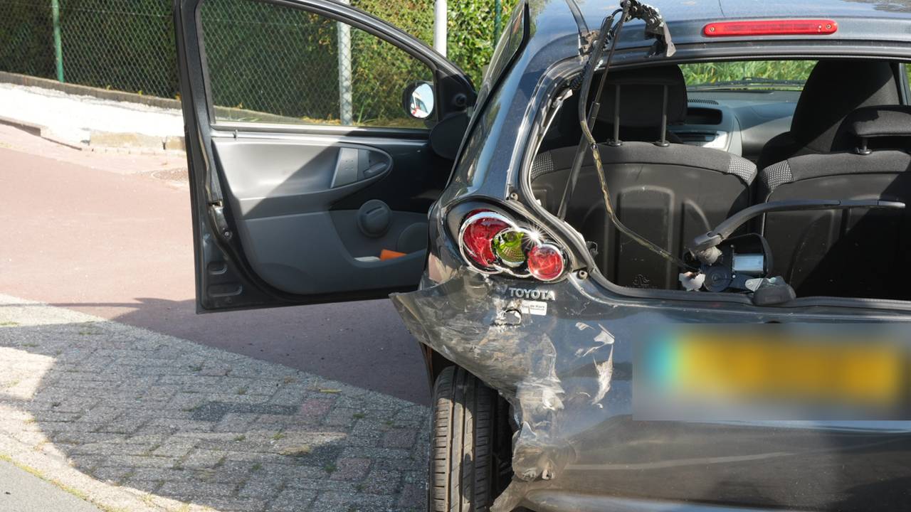 Automobilist botst achter op stilstaande auto (foto: Erik Haverhals / Persbureau Heitink).