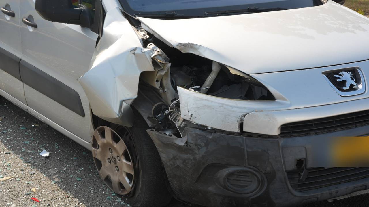 Automobilist botst achter op stilstaande auto (foto: Erik Haverhals / Persbureau Heitink).