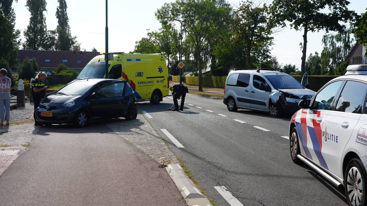 Automobilist botst achter op stilstaande auto (foto: Erik Haverhals / Persbureau Heitink).